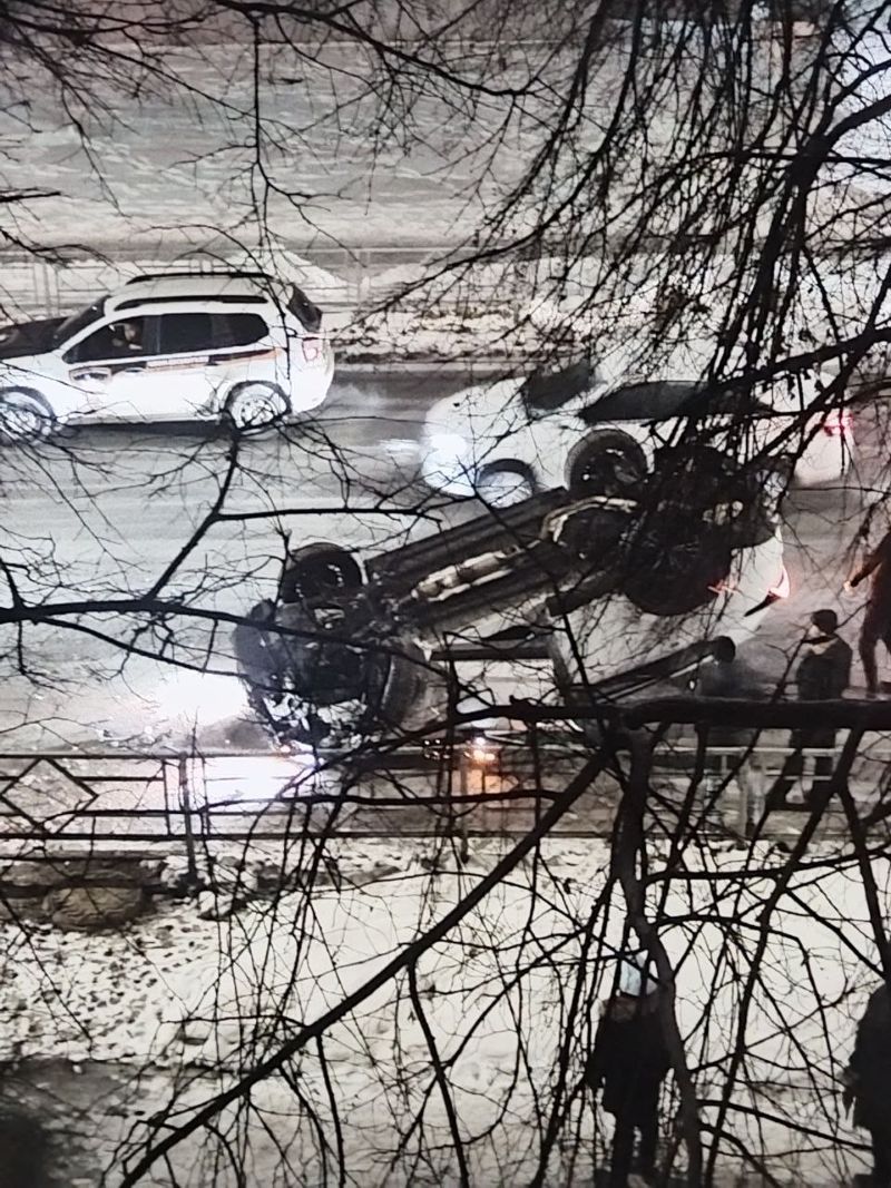 В центре Сызрани перевернулся белый кроссовер