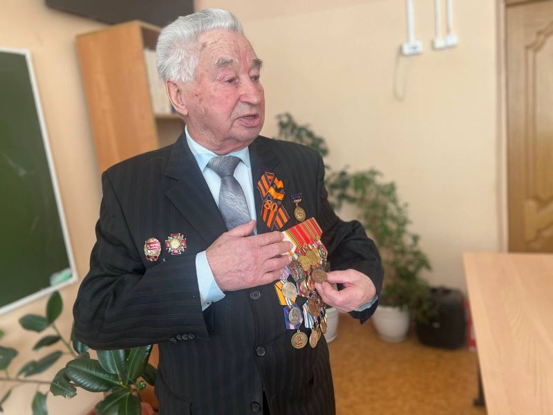 В День освобождения Ленинграда от фашистской блокады к школьникам Сызрани пришел ветеран ВОВ Иван Михайлович Ермолаев