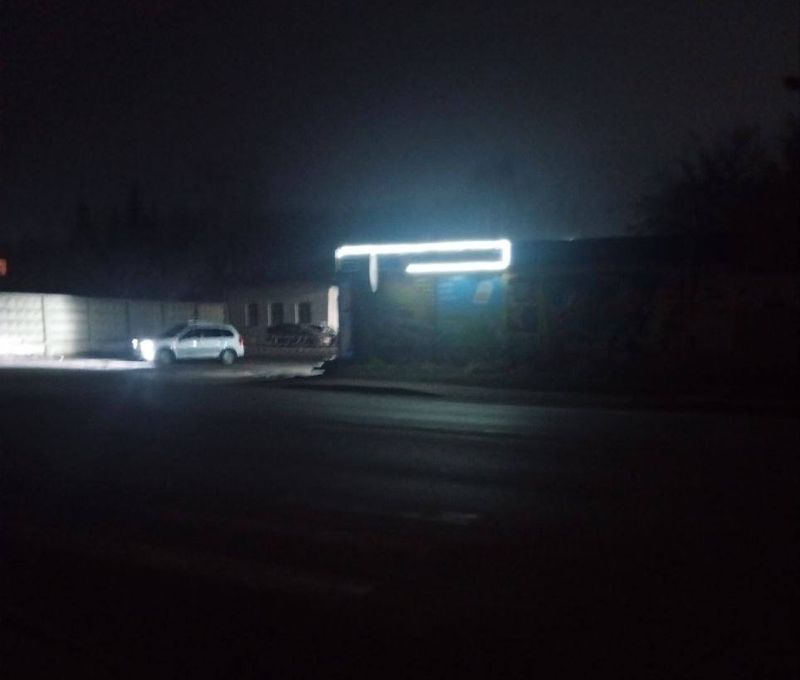 Всем выйти из сумрака! «Почерневшая» дорога в Сызрани с вылетающими из ниоткуда автомобилями подойдет для съемок триллера: видео