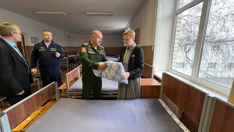 Елена Лапушкина проверила условия на призывном пункте - от коек в общежитии до размера солдатской обуви