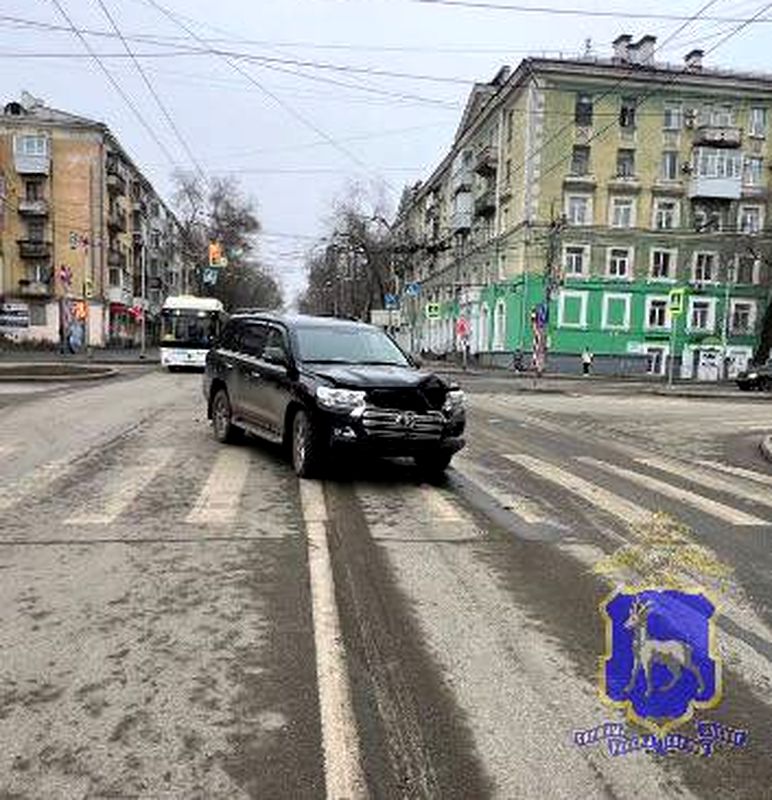 Иномарка вылетела на тротуар и сбила молодую девушку