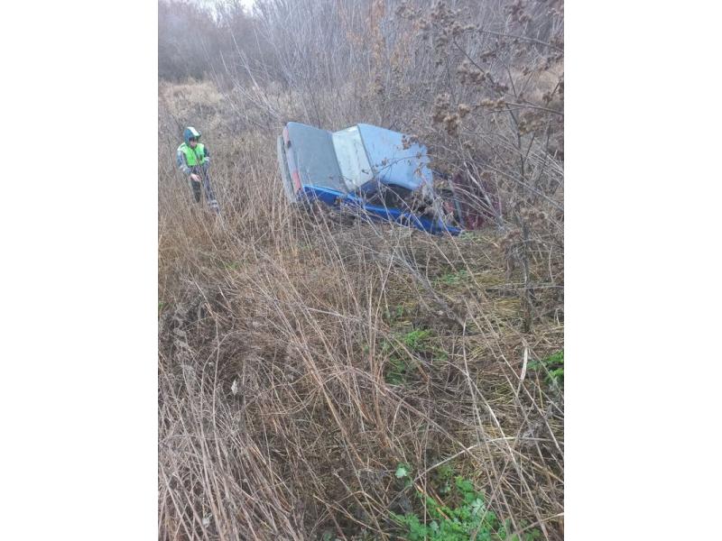 Человек из улетевшей в кювет «семёрки» был срочно перенесен в другой автомобиль - скорой помощи