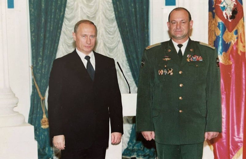 В Сызрани установлена мемориальная доска легендарному Герою России летчику Сергею Чернявскому