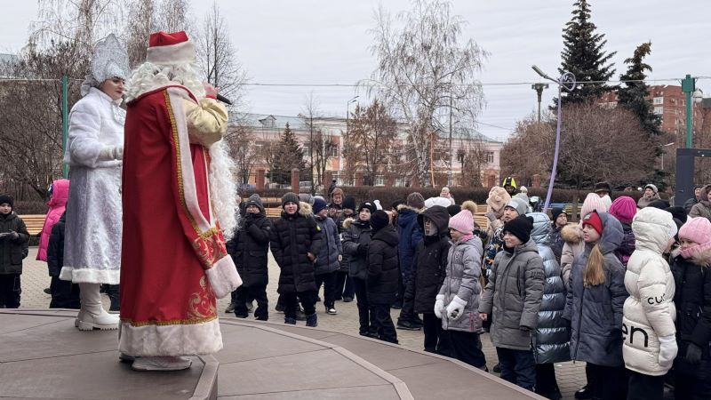 Дед Мороз и Снегурочка открыли в детском парке Сызрани новую сцену