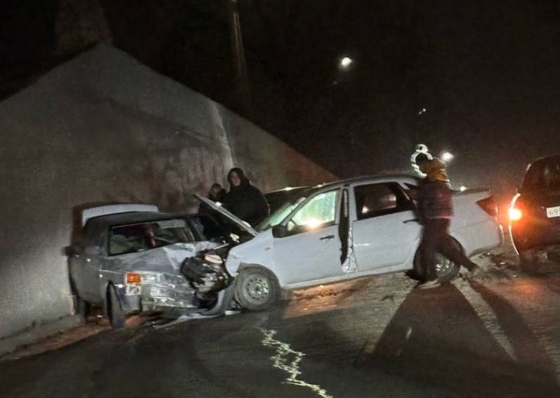 На улице Рабочая в Сызрани из-за ДТП перекрыто движение транспорта