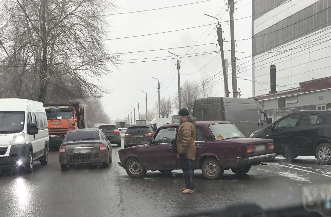 Первый снежок символично объявил в Сызрани День жестянщика