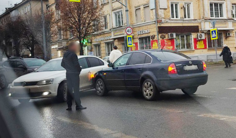 В День Конституции в центре Сызрани встретились два «немца», а на улице Гаражной Lada влетела в берёзы