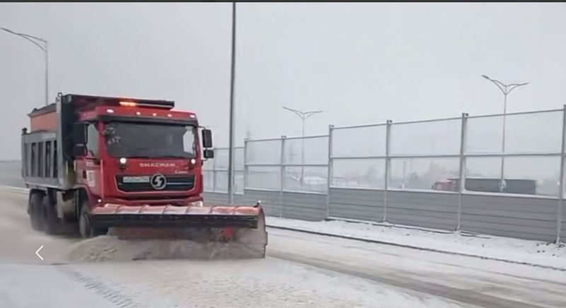 На расчистку трасс под Сызранью вышла спецтехника: синоптики сообщили, что будет твориться на дорогах в ближайшие часы