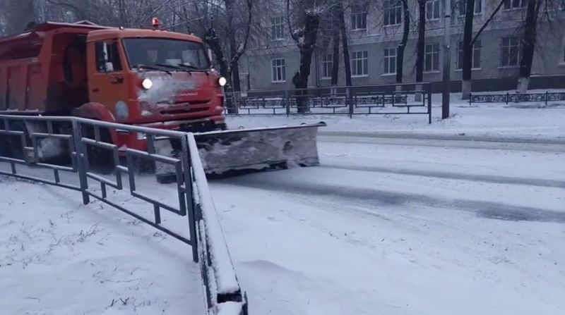 Для уборки снега в Сызрани прибавили дорожной техники и вывели людей с лопатами