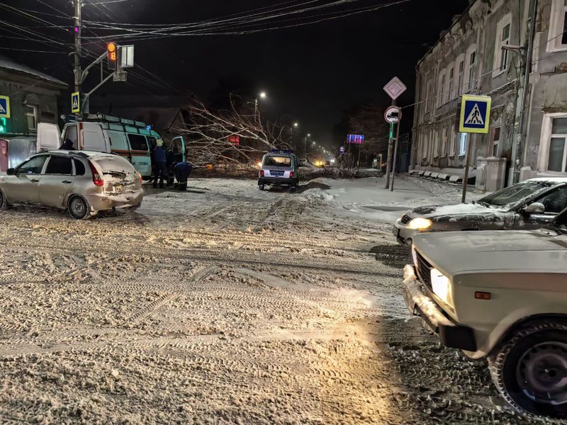 Ветер устроил «армагеддец» деревьям, щитам, домам и детским качелям в Сызрани и регионе