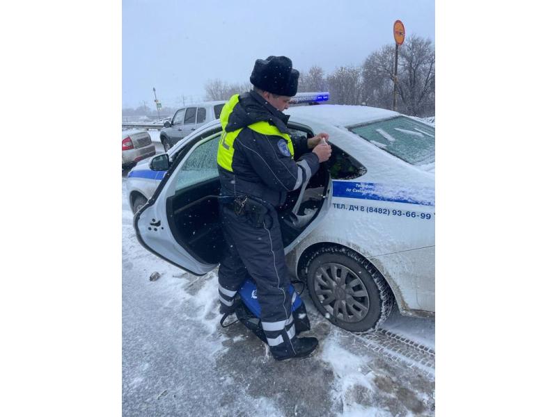 В Самарской области сотрудник ГИБДД помог раненой девушке