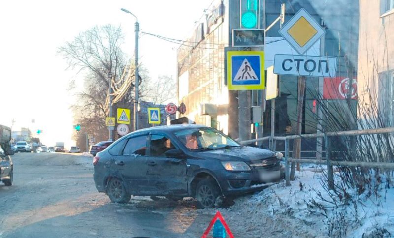 Больше двух часов водители Сызрани объезжают разбитую и пустую Ладу, вылетевшую на встречную полосу