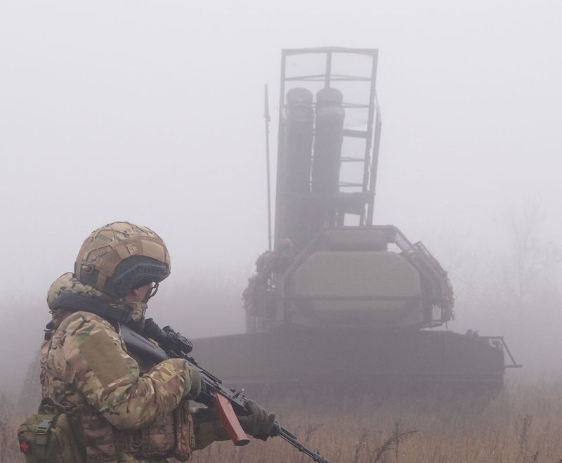 Утром сотрудники МЧС уничтожат части боезаряда вражеской ракеты, упавшей в российском городе: эвакуированы жители семи улиц