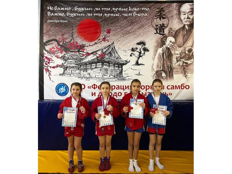 В Сызрани за «золото» боролись юные самбисты из Самарской и Ульяновской областей