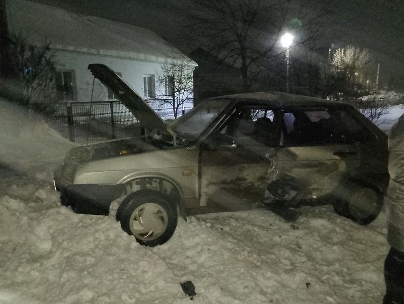 Человек был срочно госпитализирован после столкновения легковых авто под боком у сельской администрации