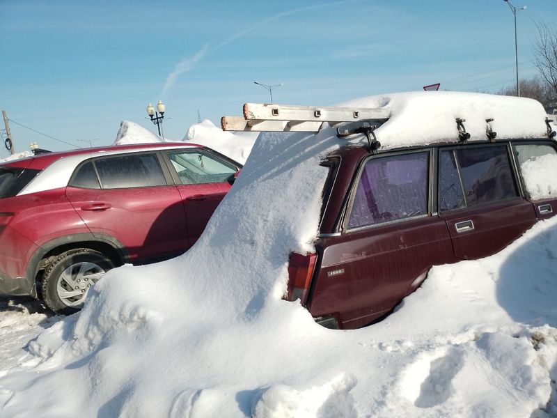 Сильный ветер стремительно несет к Самарской области разбухшие от снега тучи