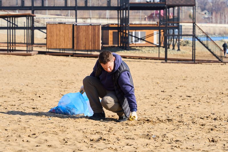 Очень много битого стекла обнаружили участники субботника на пляже в Сызрани