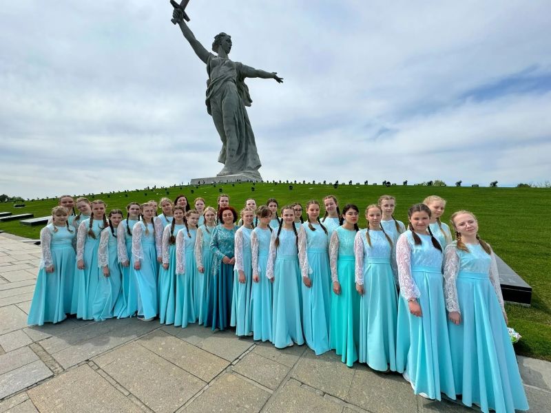 Сызранский хор «Ровесники» душевно спел у подножия «Родины-Матери»