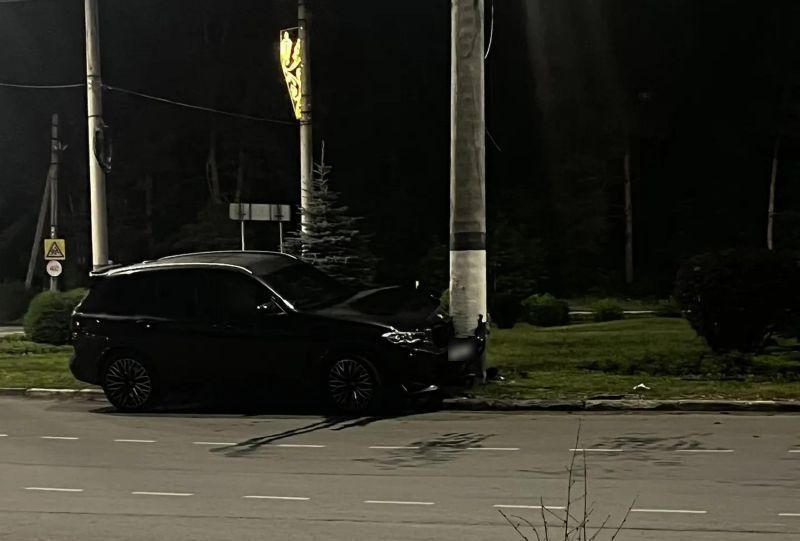 В Сызрани на верхней кольцевой развязке автомобиль BMW въехал в опору освещения