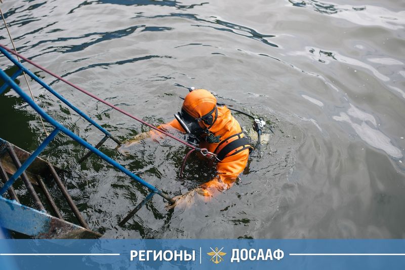 На дне реки курсантов ждал вертолет и бронекатер: ДОСААФ снова готовит водолазов для ВМФ