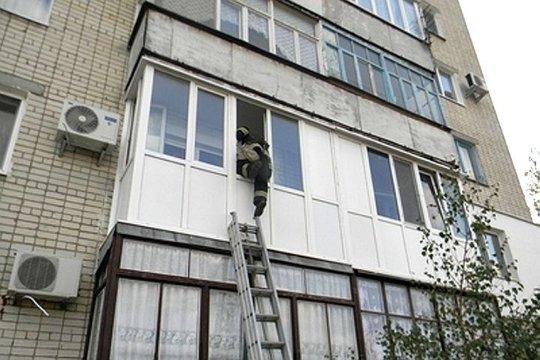 Сызранские спасатели освободили с балкона 4-го этажа замерзающую пенсионерку