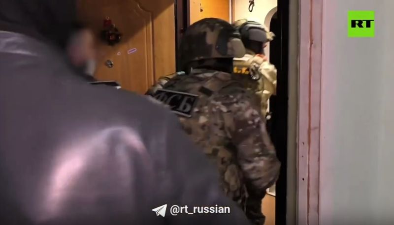 В ФСБ не дали взорвать автомобиль руководства Роскомнадзора: задержания прошли в четырех городах