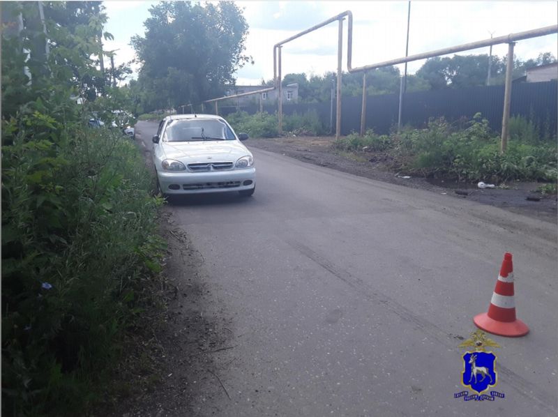 В поселке Западный водитель автомобиля не заметил на дороге подростка