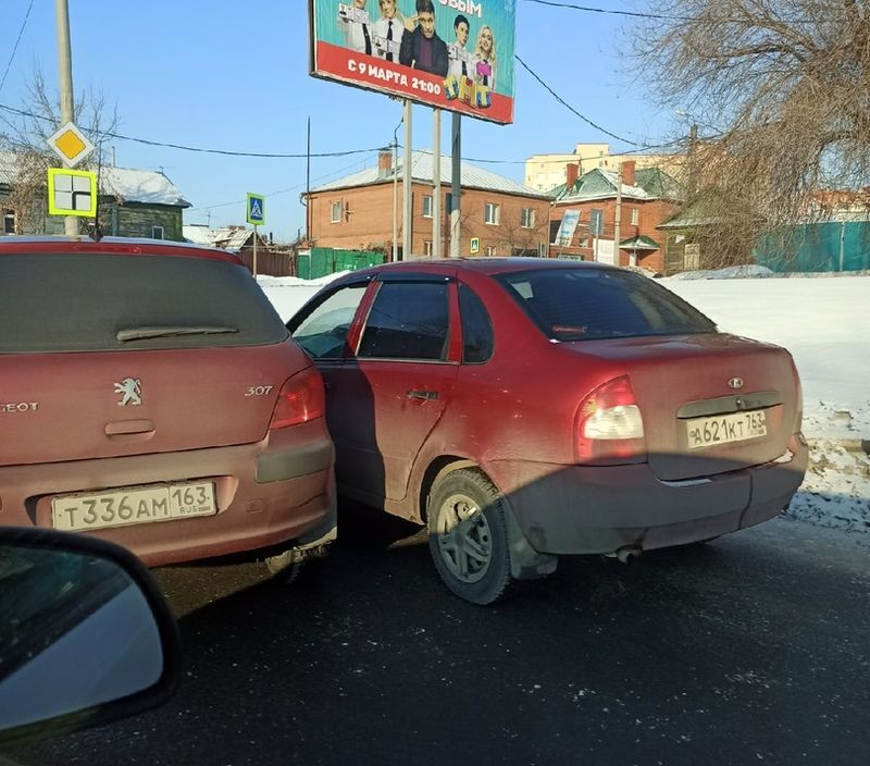 Маленькая сызрань новости происшествия. Притерся на авто. Машины притерлись. Притерлись машины фото. Притерется машиной боком.