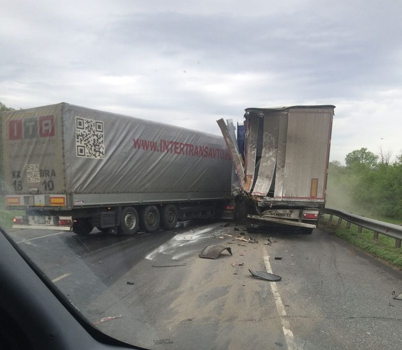 Ситуация на м5. ДТП С тремя большегрузами сегодня ночью на м-5 под Сызранью показать.