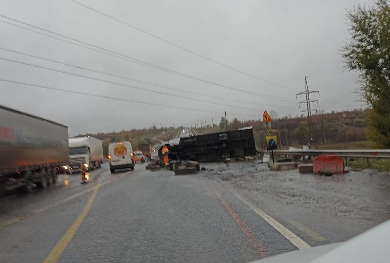 Новости 30 октября. Трасса м5. Товары на трассе м5. Фура на трассе м 5 перевереулась. Беседка на трассе м5.