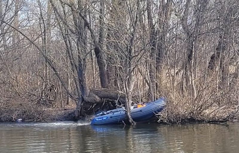 Попавшему под винт собственной лодки рыбаку повезло