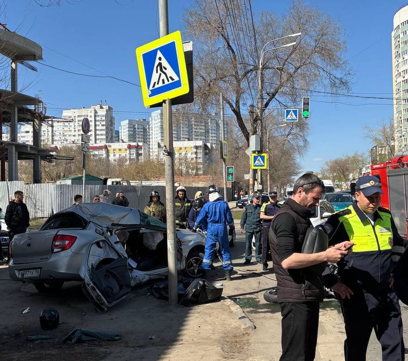 «Вдруг - бах! - мотоциклист уже в салоне машины»: к месту страшного ДТП спешат скорые