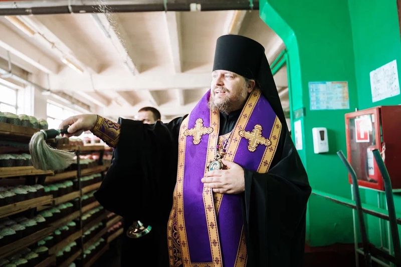 В преддверии Пасхи на сызранском хлебозаводе побывал епископ Сызранский и Шигонский Антоний