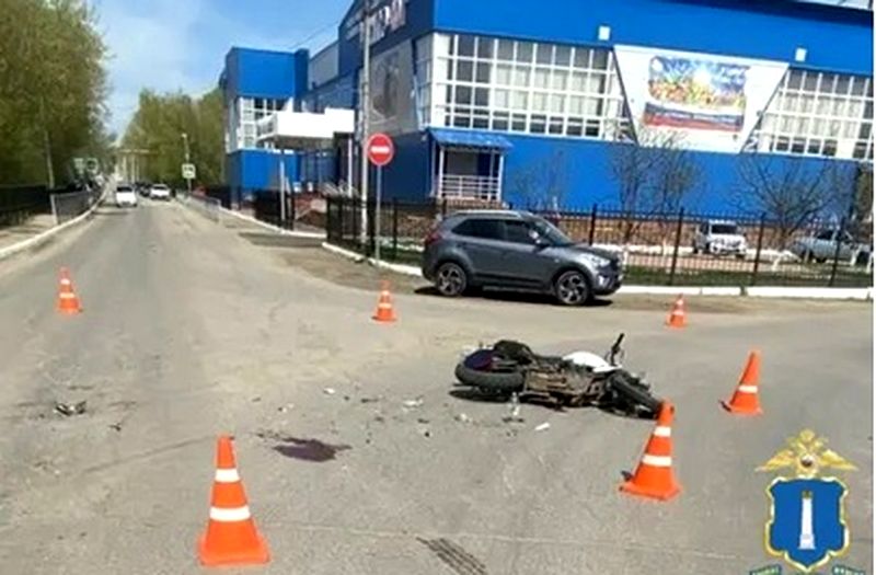 Двое подростков решили покататься на мотоцикле, но уехали недалеко