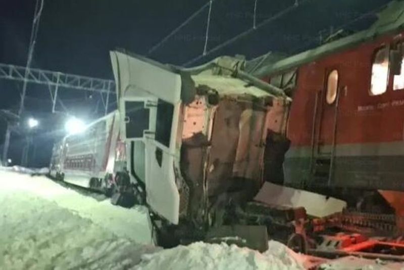 На Куйбышевской Ж/Д поезд столкнулся с бензовозом: автомобиль зажат под локомотивом, идет задержка поездов