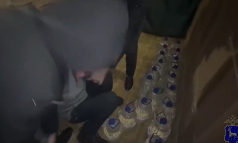 В Самаре гаражный бутлегер заготовил 235 ведер паленого спирта для жителей Самарской области