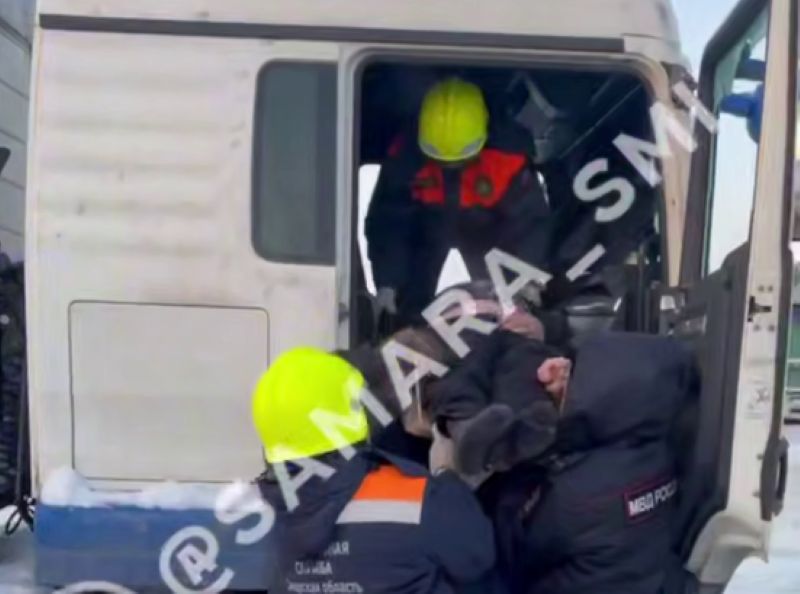 «Он был жив - по звукам поняли»: в Сызранском районе спасали водителя, несколько суток пролежавшего в замёрзшей фуре