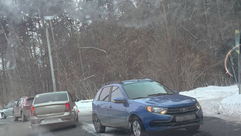 Две легковушки замерли на пешеходном переходе в Сызрани