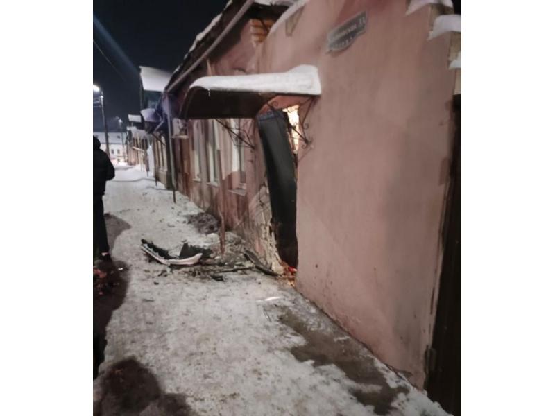 В центре Сызрани автомобиль «воткнулся» в дом: дверь устояла, стена - не очень