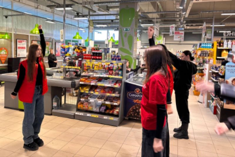В сызранском супермаркете студенты построили покупателей на зарядку: видео