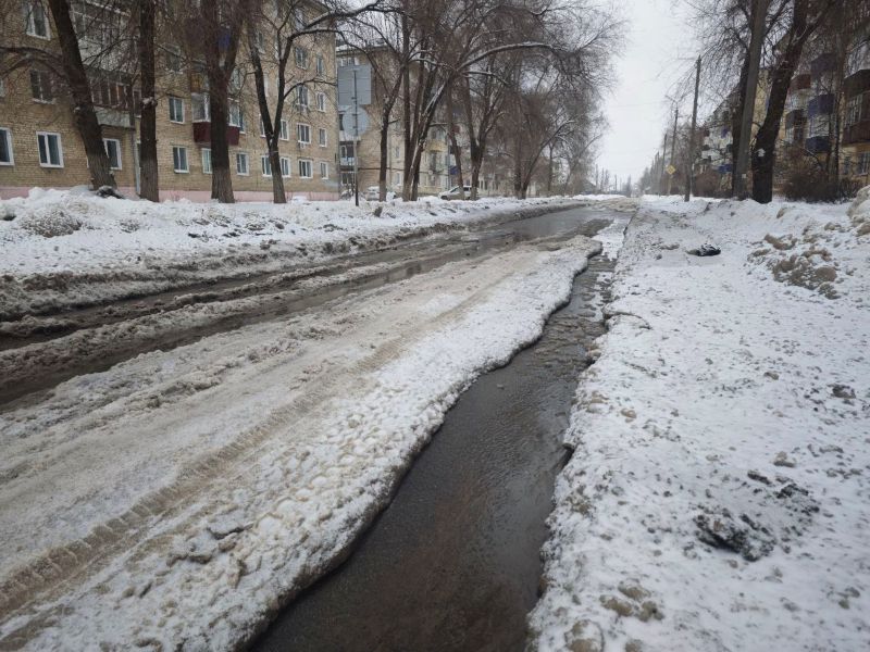 Улицу Астраханскую пятый день топят канализационные воды