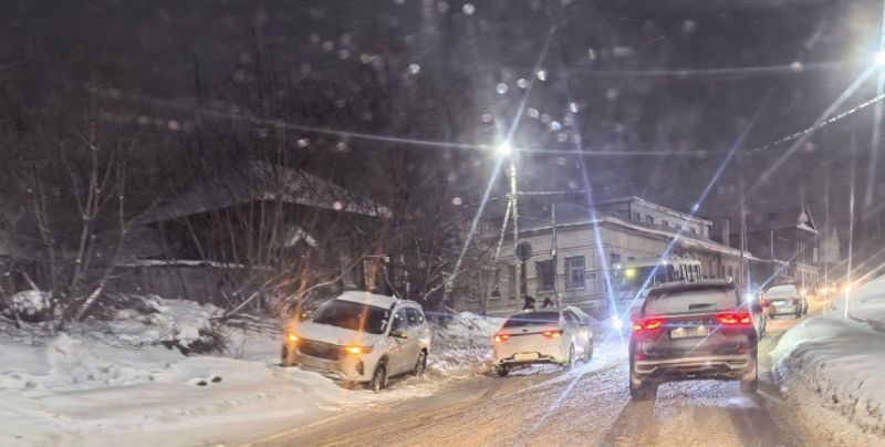 Очередное ДТП на улице Урицкого спровоцировало пробку - ехать по участку следует аккуратнее