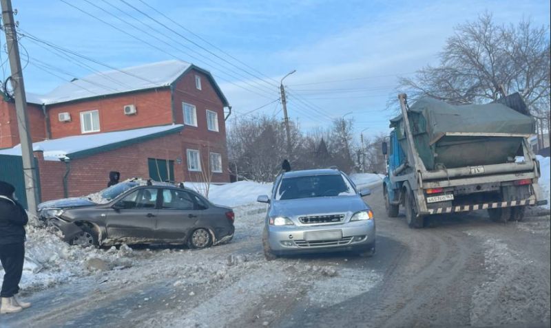 В Сызрани на улице Фрунзе затруднено движение из-за ДТП
