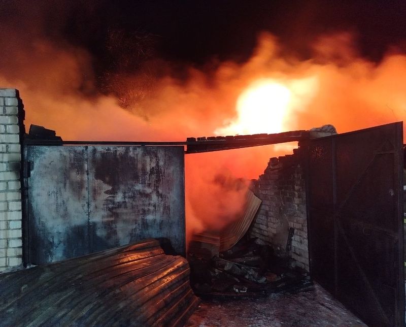 Ночью в Октябрьске крупный пожар уничтожил дом и постройки - пламя бушевало на 100 кв. метрах