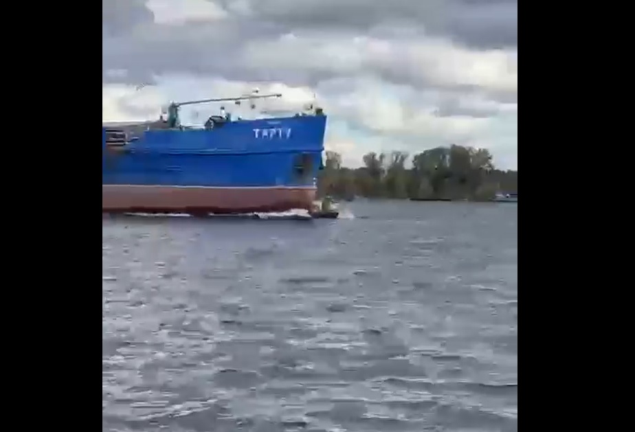 Опубликовано видео (18+) гибели рыбака из Самарской области под многотонным сухогрузом