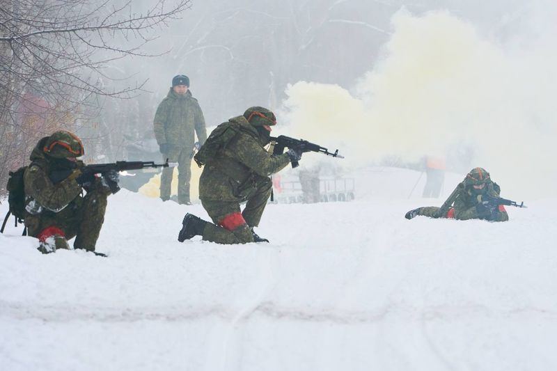 Курсанты СВВАУЛ и юные патриоты совершили памятный марш-бросок в лесу Сызрани
