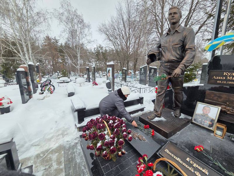 Они живы, пока о них помнят: курсанты СВВАУЛ навестили могилы погибших вертолетчиков