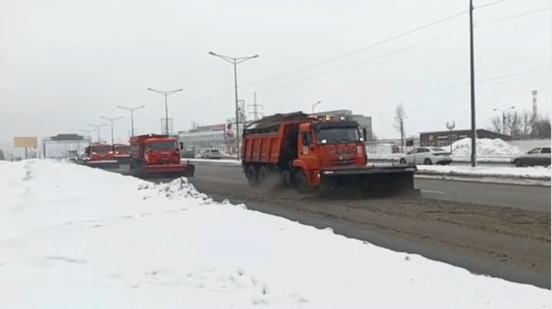 Водителям напомнили об осторожности: на дороги вышли трактора и снегопогрузчики