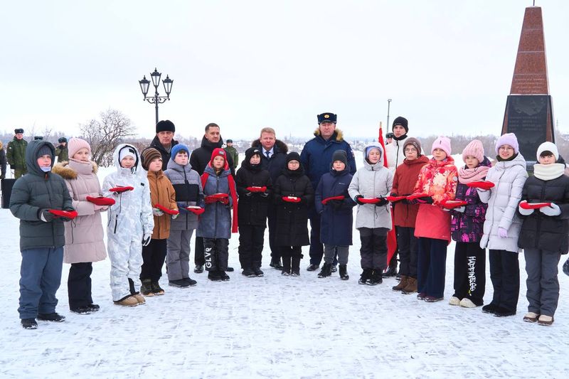 Школьники Сызрани дали первую в своей жизни клятву юнармейцев перед памятником героям