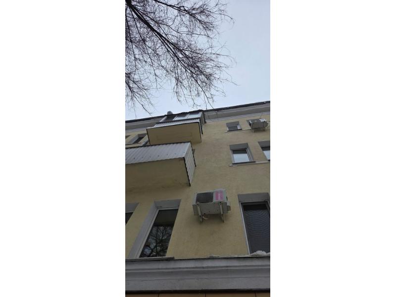 С крыши дома в Самарской области на младенца в коляске упал кусок наледи